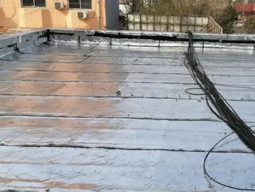 新郑卫生间漏水维修公司分享下新郑屋面楼顶防水刚性防水层施工要点。